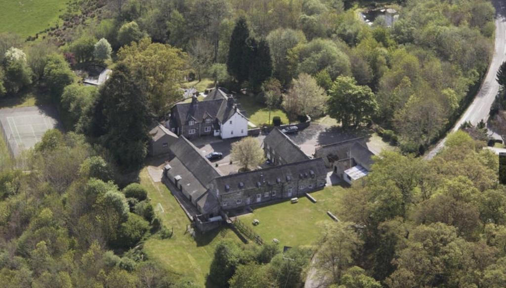 una vista aérea de una gran casa en el bosque en Bryn Melyn Farm Cottages, en Bala