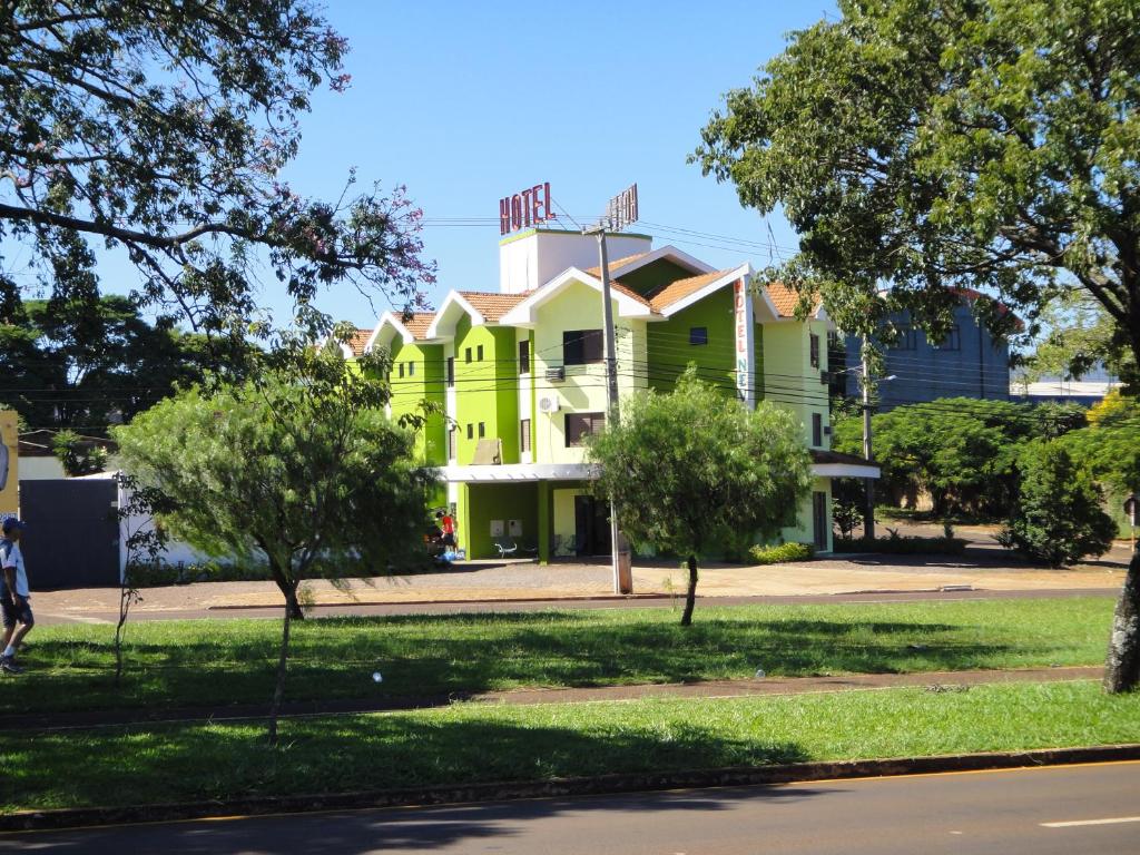 um edifício amarelo no lado de uma rua em Hotel Nevada em Cascavel