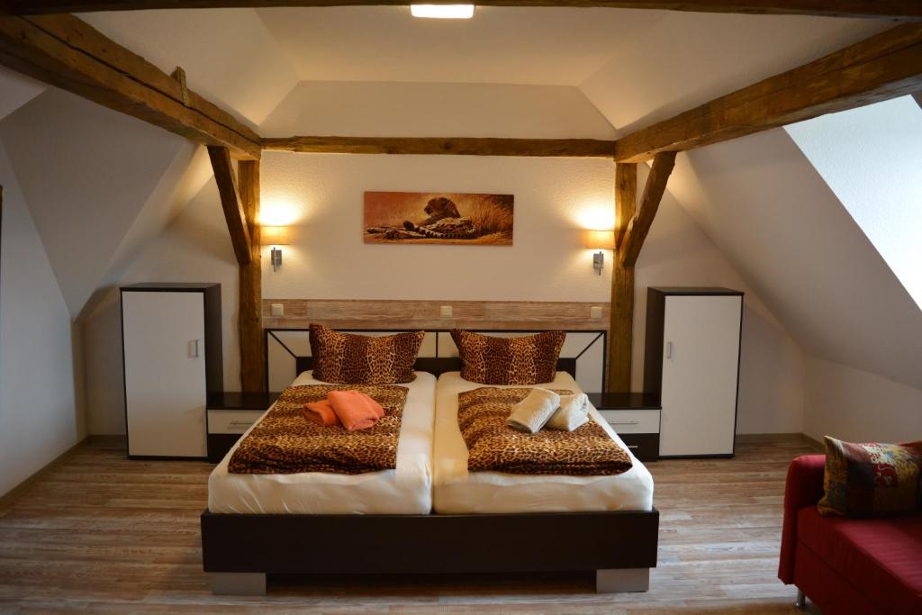 アイゼナハにあるFerienwohnungen "Altes Bachhaus"のベッドルーム(ベッド2台付)が備わる屋根裏部屋です。