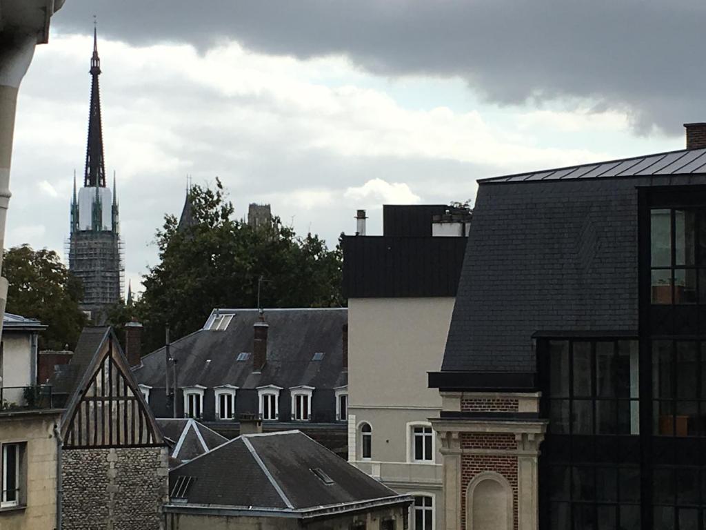 - une vue sur une ville avec une église et une tour dans l'établissement le 4B - Le Vintage, à Rouen