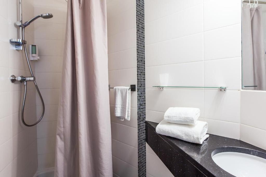 a bathroom with a sink and a shower at Le Figuier in Ivry-sur-Seine