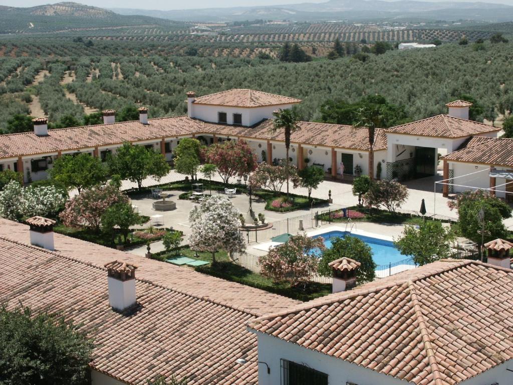 - une vue aérienne sur un complexe avec une piscine dans l'établissement Cortijo de Frías, à Cabra