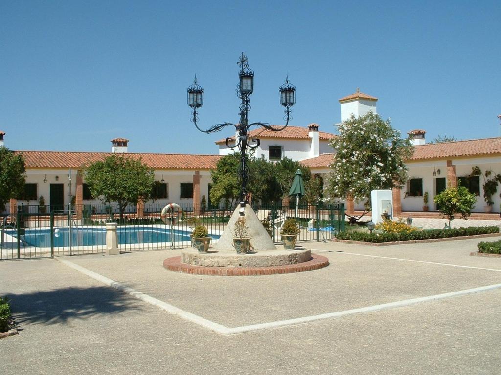 Bazén v ubytování Cortijo de Frías nebo v jeho okolí