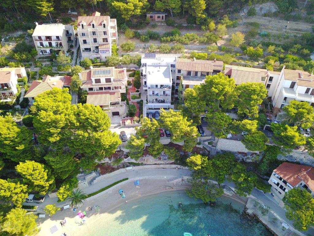 eine Luftansicht auf eine Stadt mit einem Wasserpool in der Unterkunft Villa Dalmatia Apartments in Brela