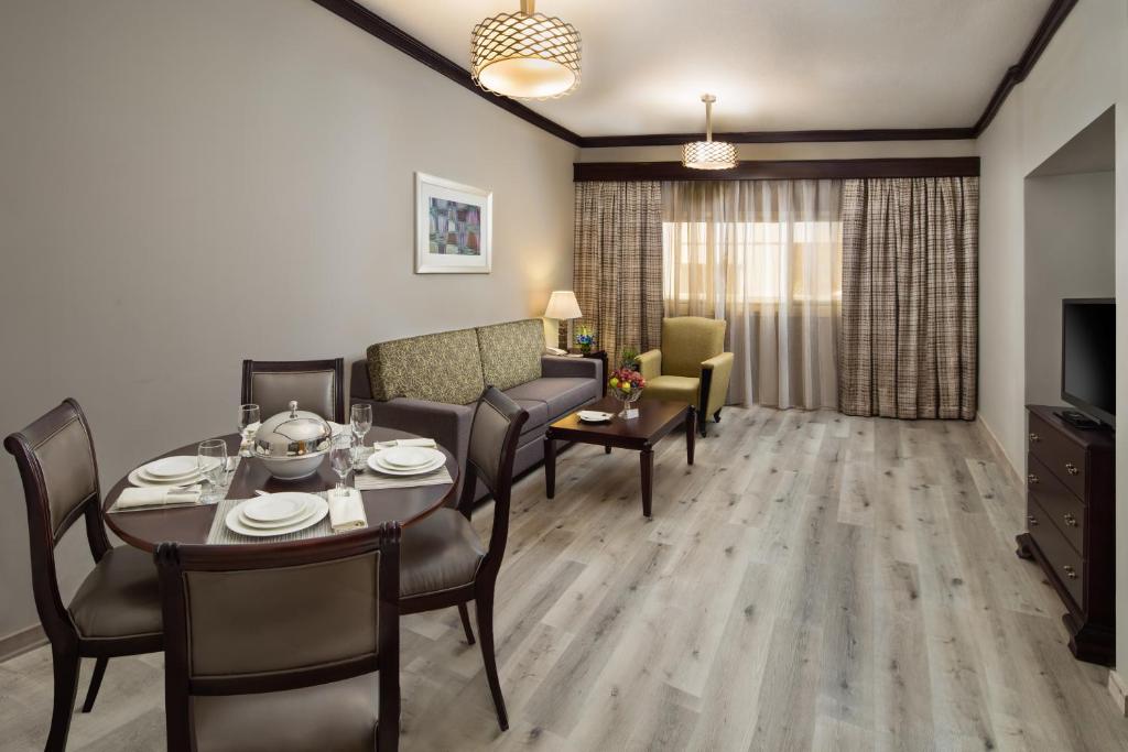 TV a/nebo společenská místnost v ubytování Savoy Crest Aparthotel, Bur Dubai