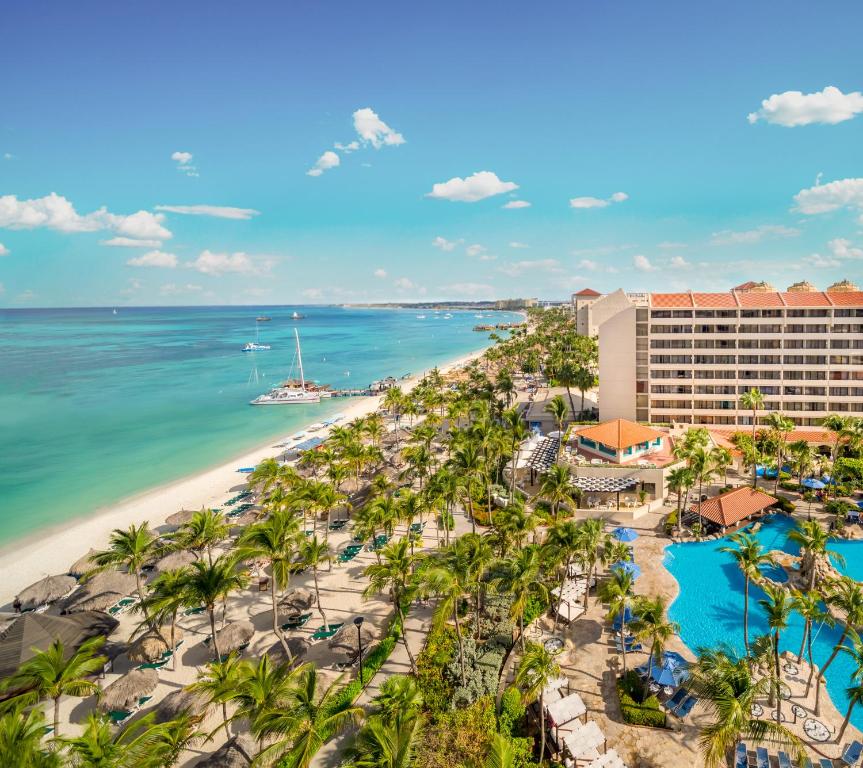 een luchtzicht op het resort en het strand bij Barceló Aruba - All Inclusive in Palm-Eagle Beach