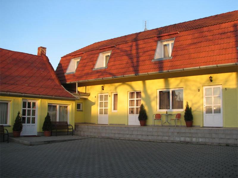 Kincses vendégház - Housity