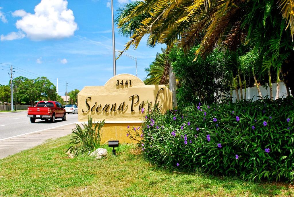 um sinal para um parque da savana com flores roxas em 1/1 bed&bath condos 5 min drive to Siesta em Sarasota