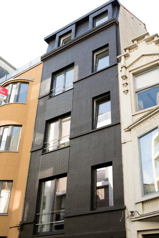 a gray building with windows on the side of it at Villa Wellington in Ostend