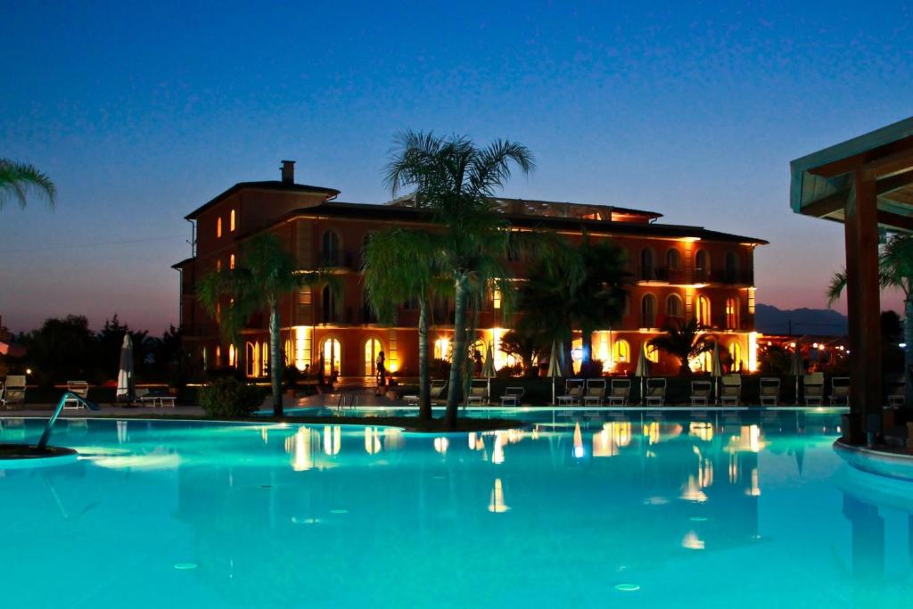 Basen w obiekcie BV Airone Resort lub w pobliżu