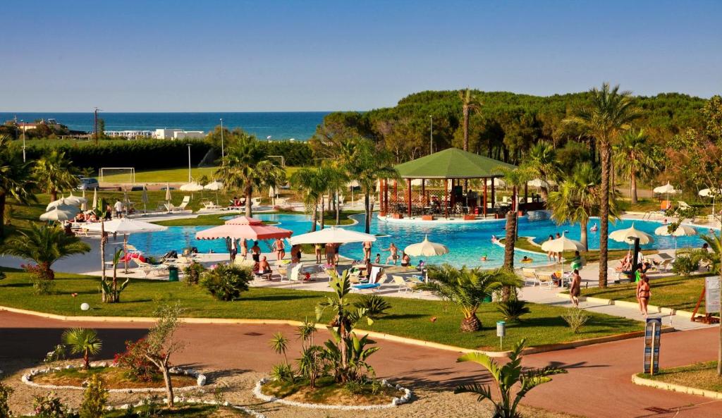Basen w obiekcie BV Airone Resort lub w pobliżu