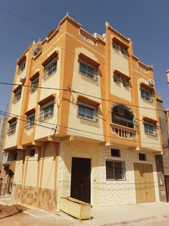 un bâtiment situé dans une rue dans l'établissement Résidence MARWA, à Ouarzazate