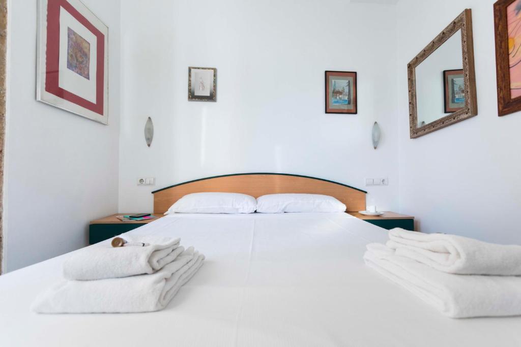 A bed or beds in a room at Living Valencia - Jardín del Turia