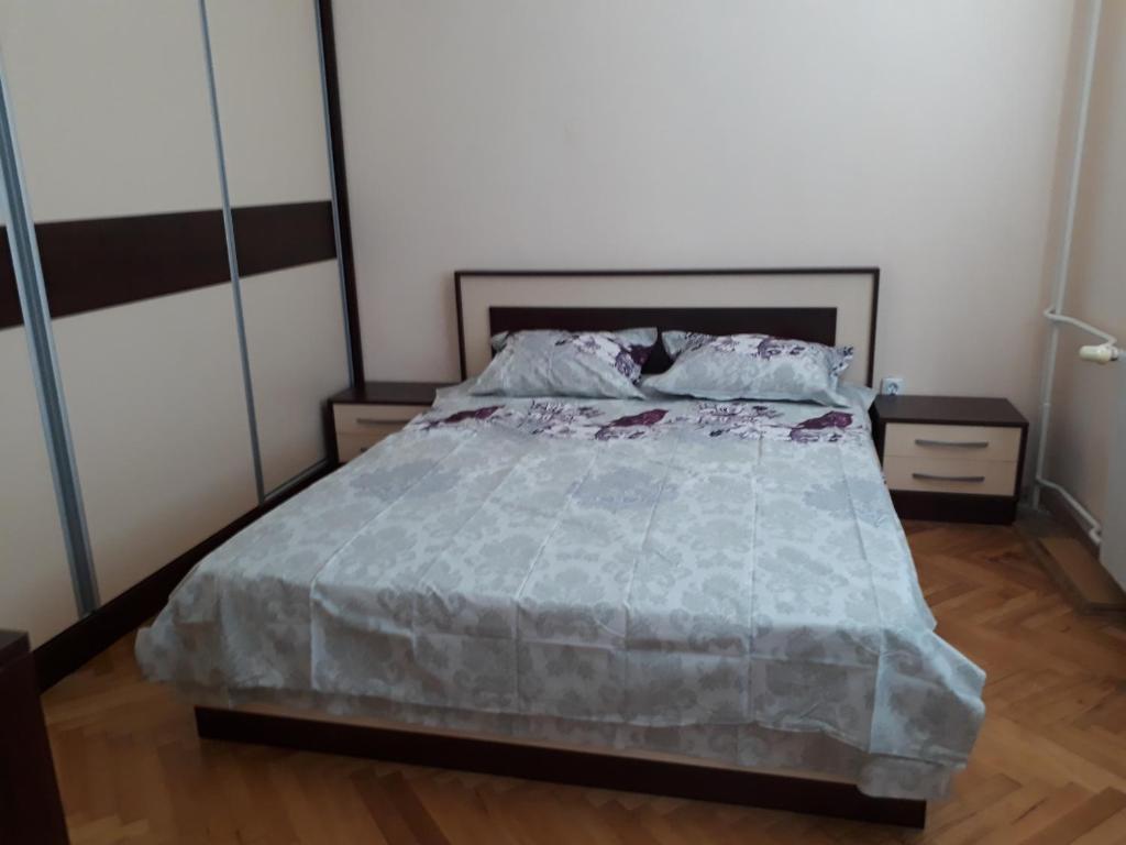 sypialnia z łóżkiem i 2 szafkami nocnymi w obiekcie Apartment ILIEVI w mieście Plewen
