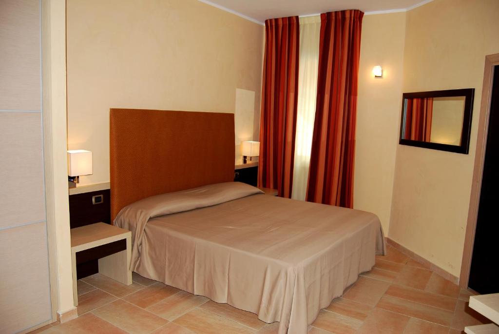 Łóżko lub łóżka w pokoju w obiekcie BV Airone Resort