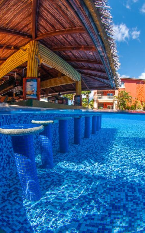 Bazén v ubytování Infinity Bay Spa & Beach Resort nebo v jeho okolí