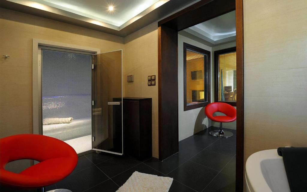 Łóżko lub łóżka w pokoju w obiekcie Iakovakis Suites & Spa