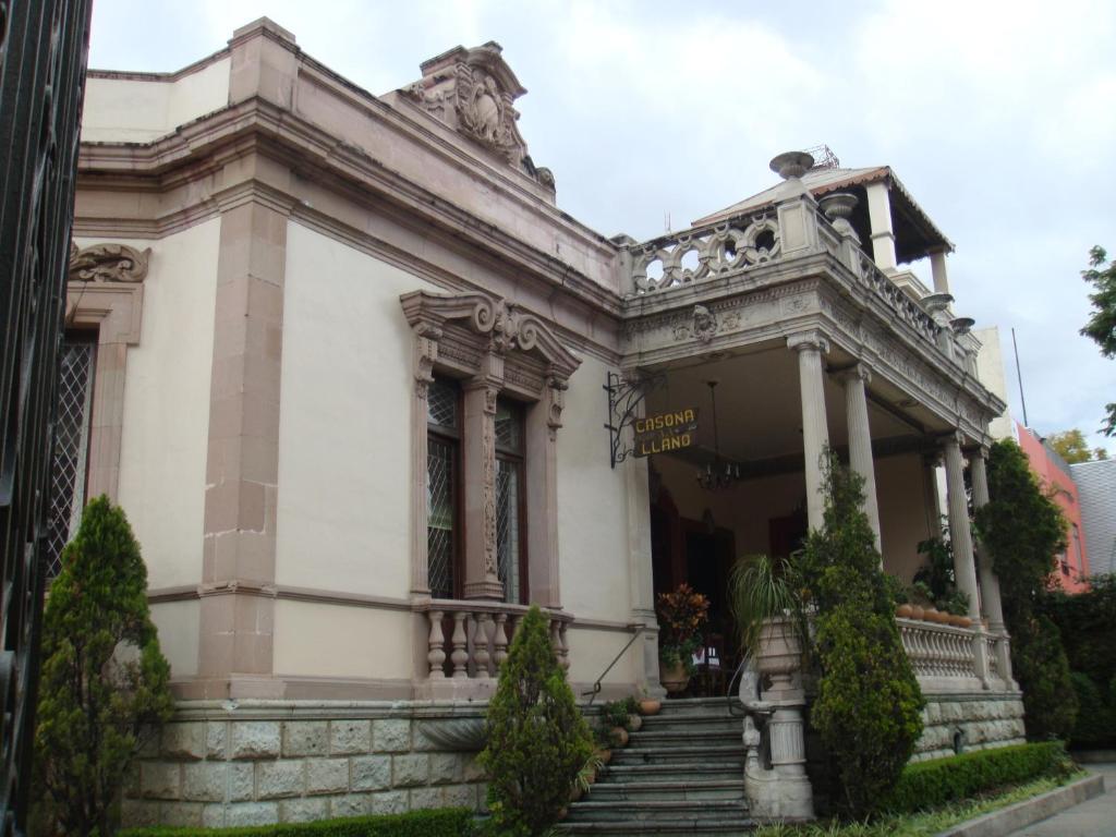 un edificio antiguo con una escalera delante en Hotel La Casona del Llano, en Oaxaca City