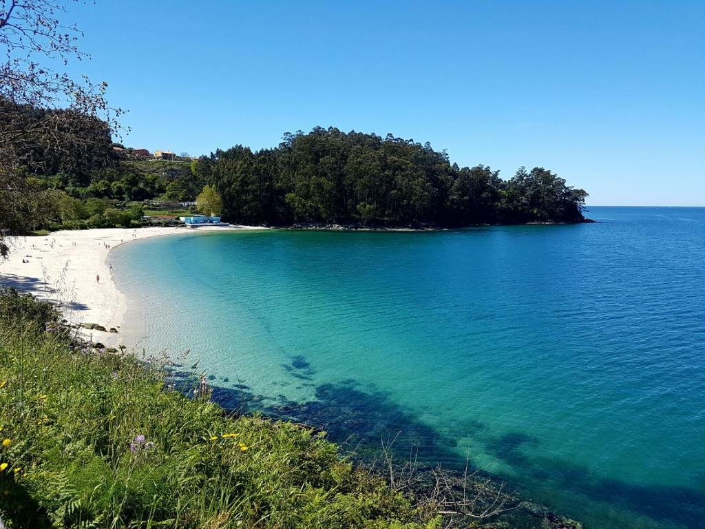 マリンにあるHotel Villa de Marinの木々と水辺の景色を望む