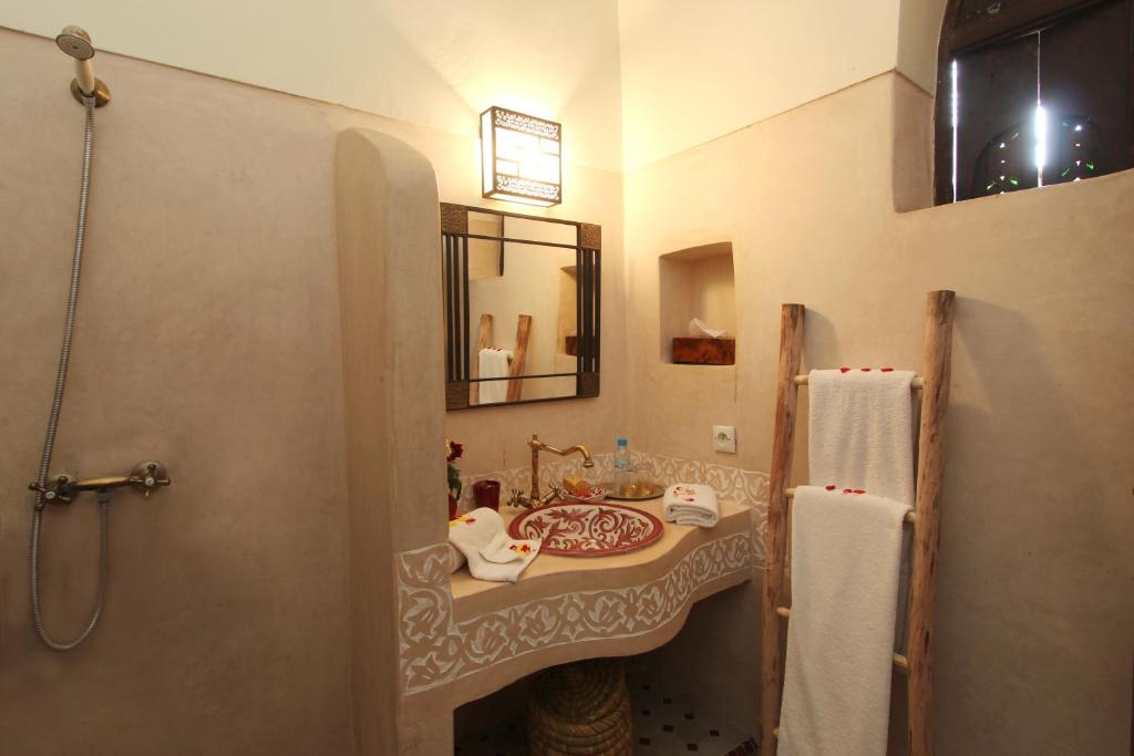 Koupelna v ubytování Riad La Porte Rouge By La Siredrah