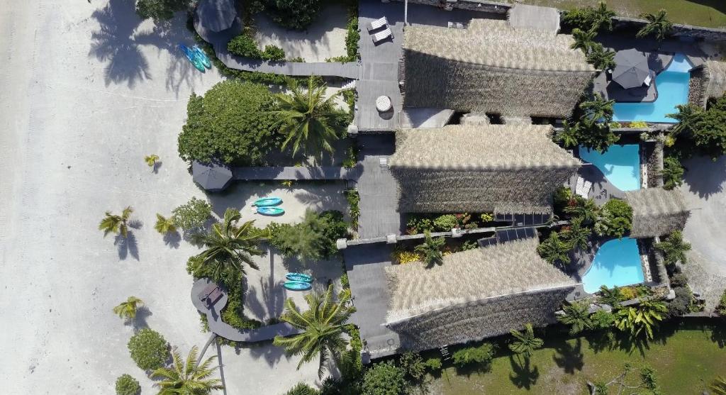 z góry widok na ośrodek z basenami i palmami w obiekcie Aitutaki Escape w Arutandze