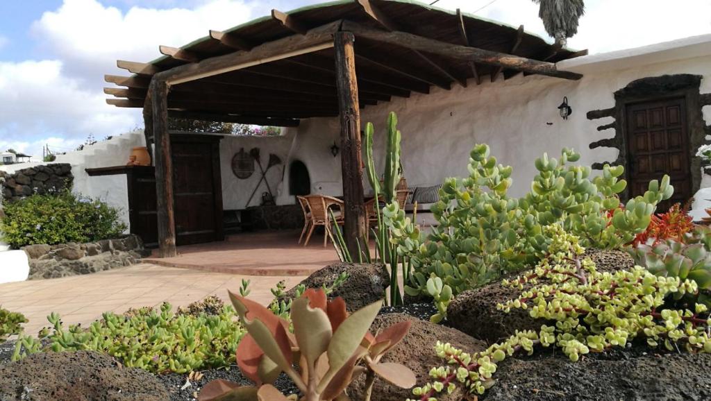 a garden in front of a house with plants at Finca Antigua in Las Breñas