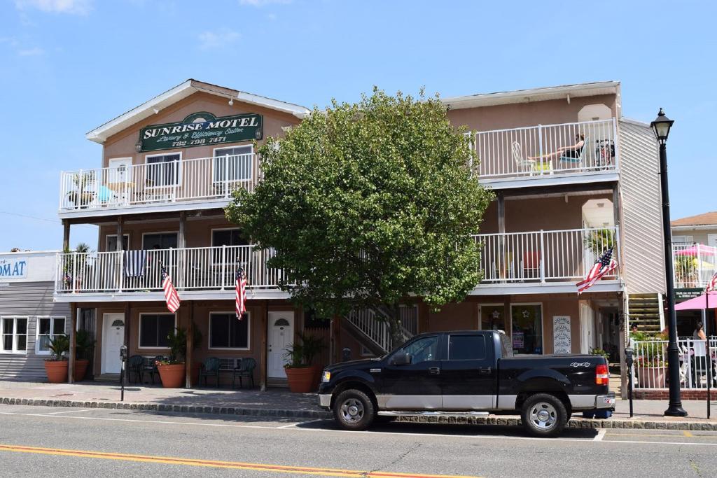 un camión negro estacionado frente a un edificio en Sunrise Motel, en Seaside Heights