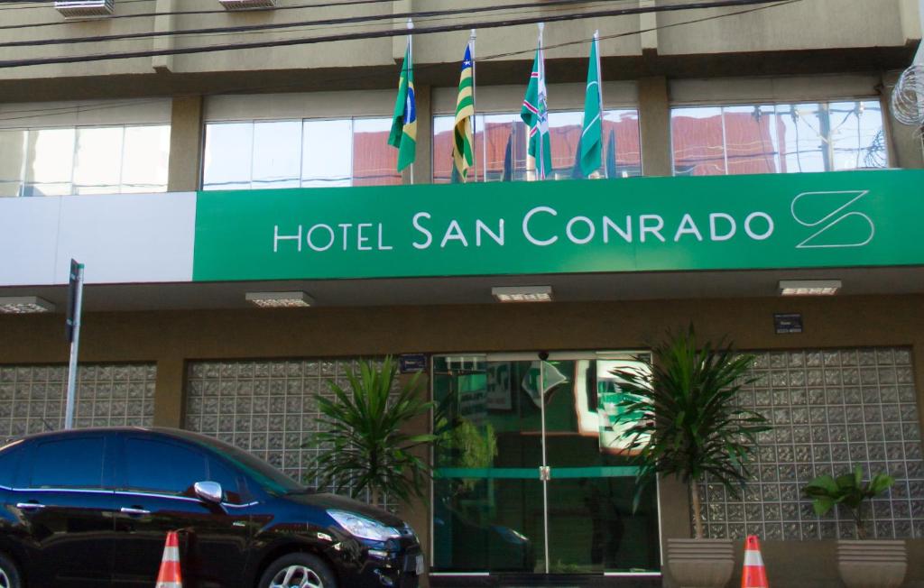 een auto geparkeerd voor een hotel San Francisco bij Oft San Conrado Hotel in Goiânia