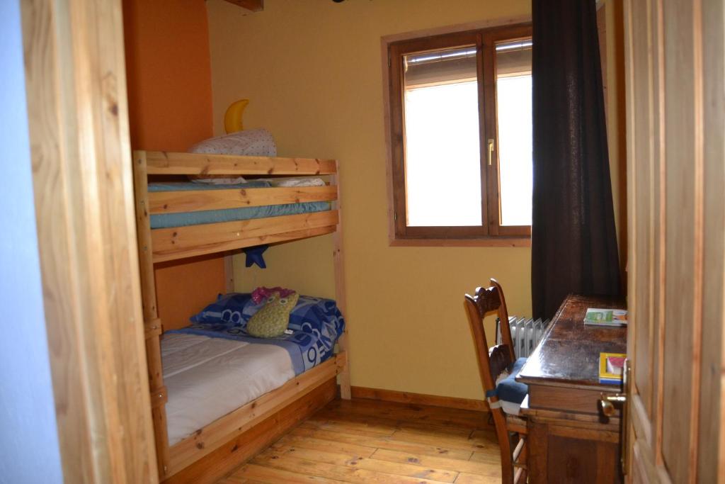 A bed or beds in a room at Casa Rural El Riandero