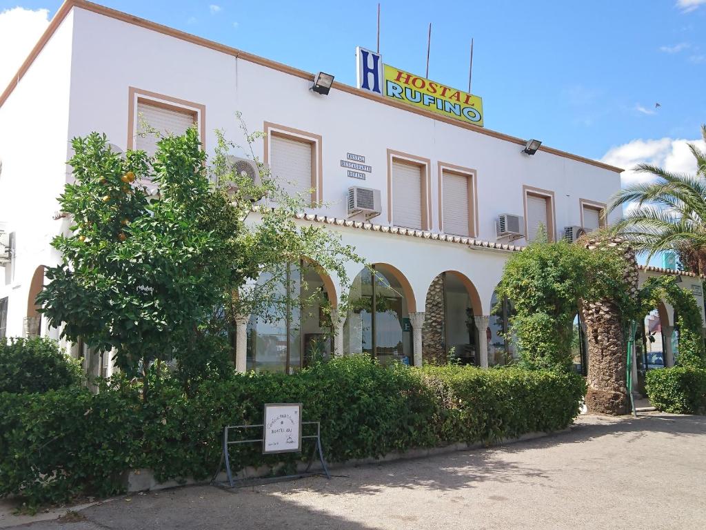 ein weißes Gebäude mit einem Schild, das die Hotelfinanzierung liest in der Unterkunft Hostal Restaurante Rufino in Berlanga