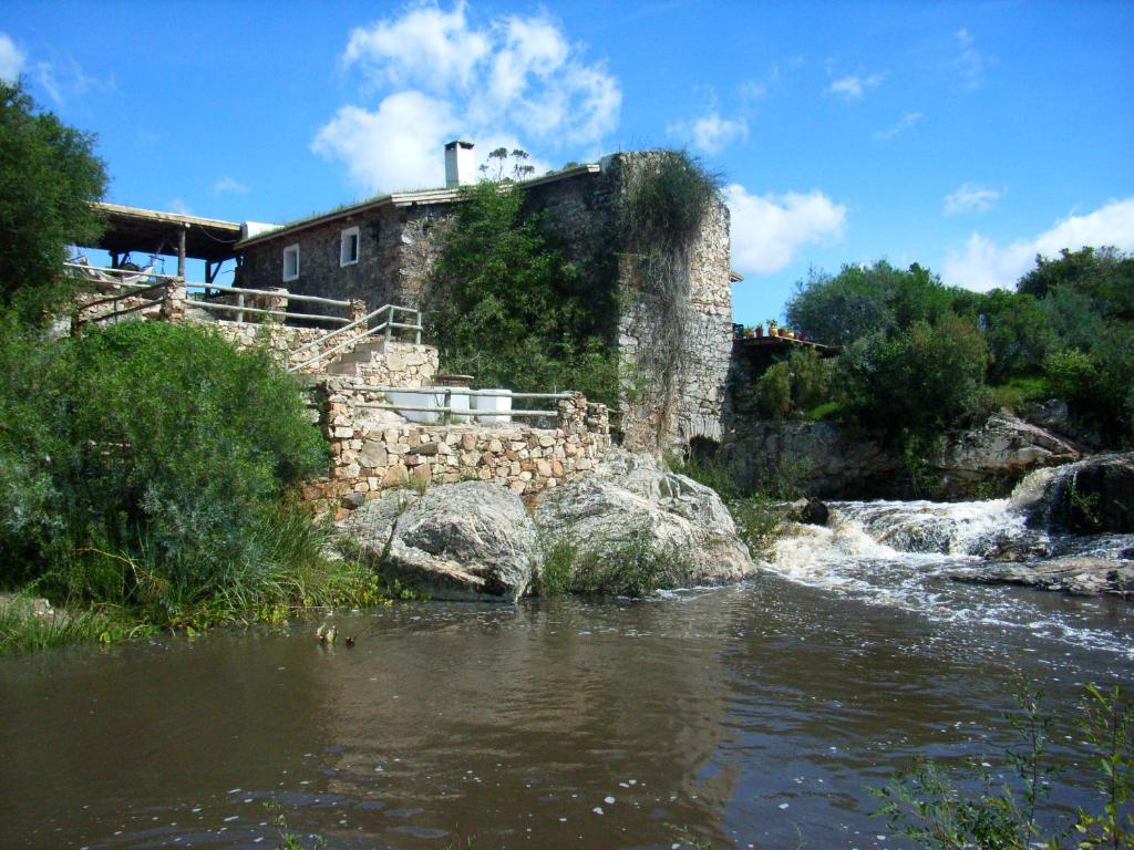 une rivière avec un bâtiment au milieu dans l'établissement La Tahona, à Rocha