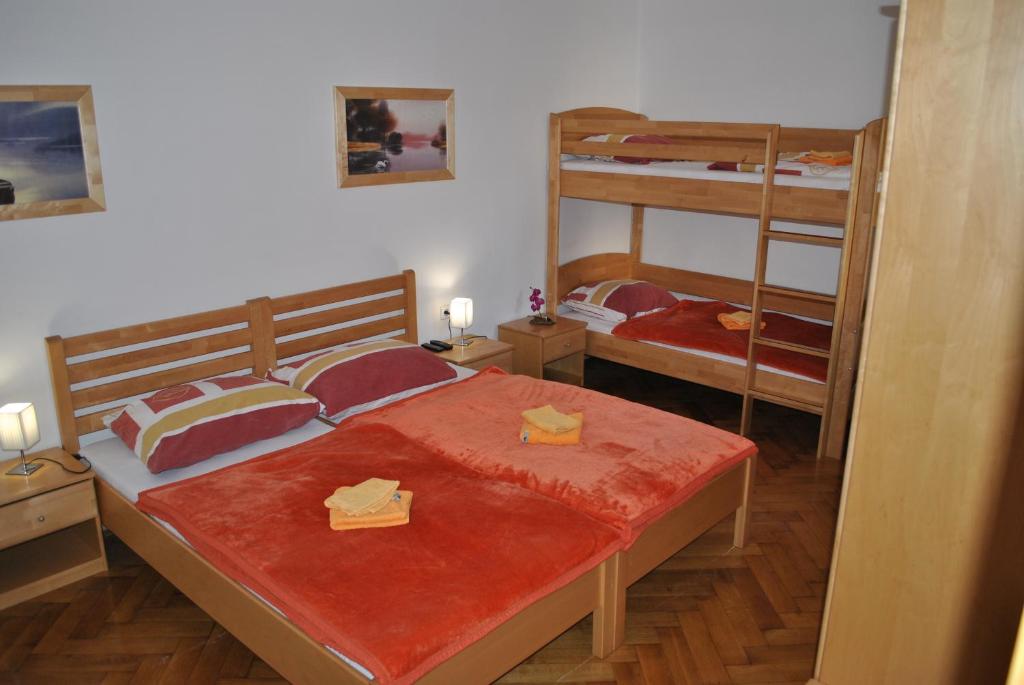 Giường trong phòng chung tại Guest House Čater