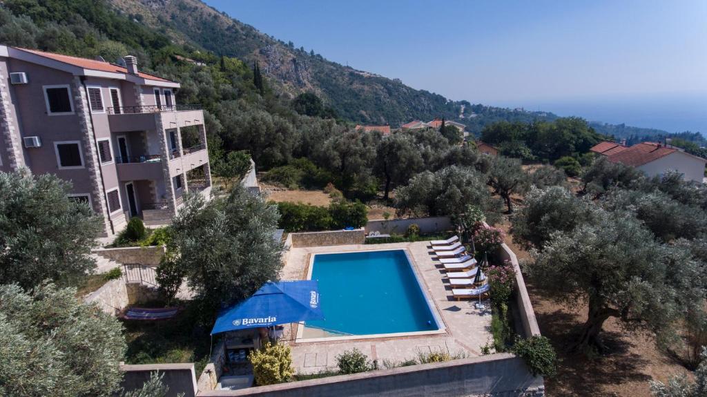 widok z powietrza na willę z basenem w obiekcie Villa Lipski w miejscowości Sveti Stefan