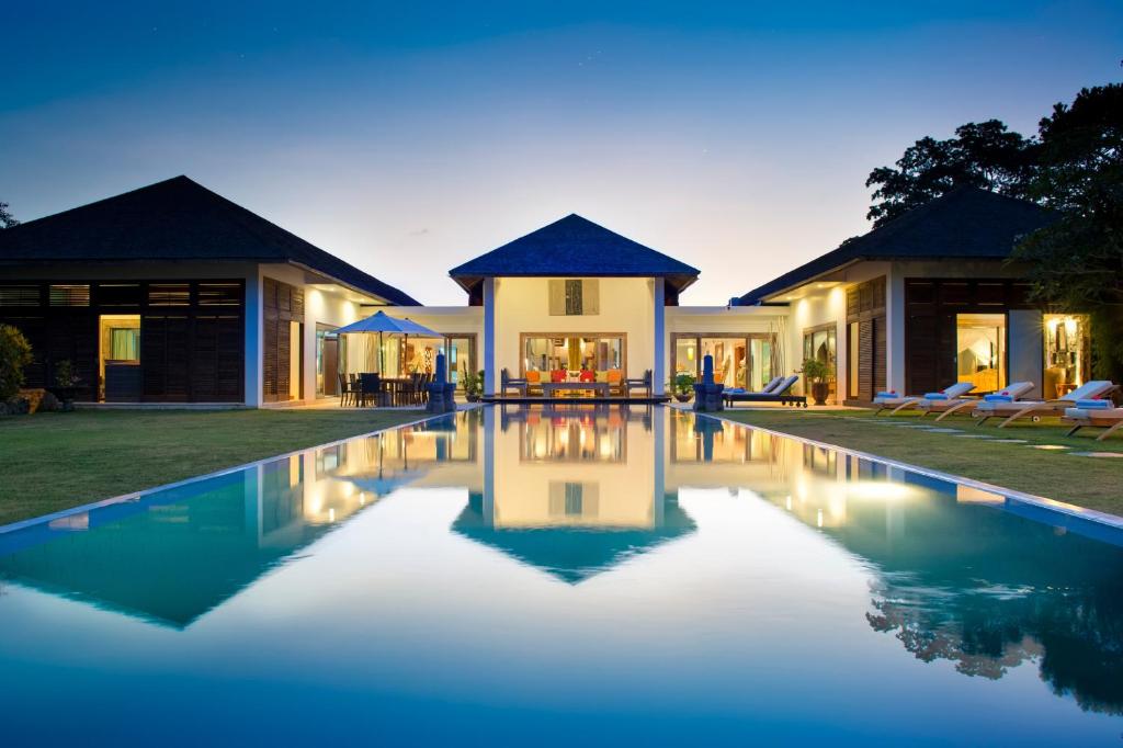 Baseinas apgyvendinimo įstaigoje Bali Luxury Boutique Resort and SPA arba netoliese