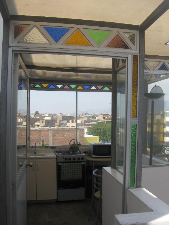 una cucina con finestra affacciata sulla città di Posada Peregrinus a Lima