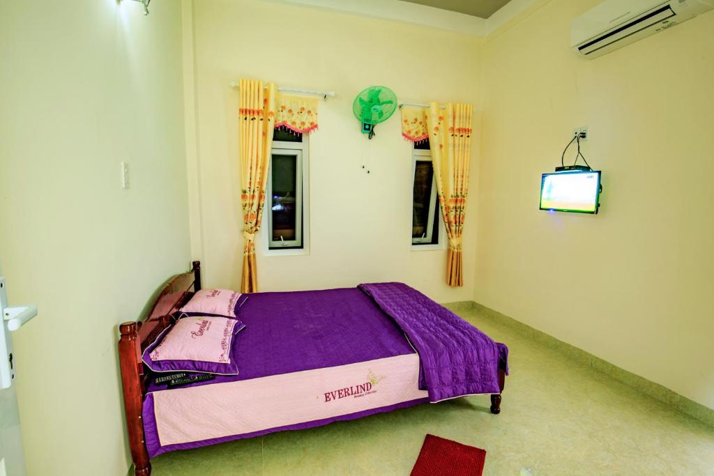 Tempat tidur dalam kamar di Khách Sạn Hoàng Thông Lý Sơn