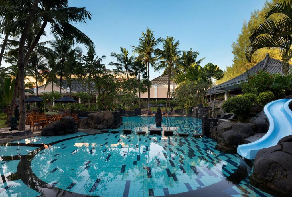Bazén v ubytování Melia Purosani Yogyakarta nebo v jeho okolí