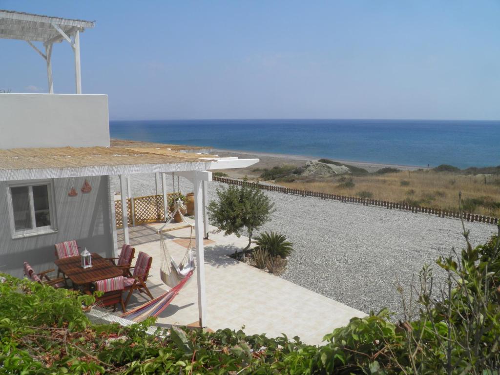 una casa con mesa, sillas y el océano en Sea House Lahania, en Lachania