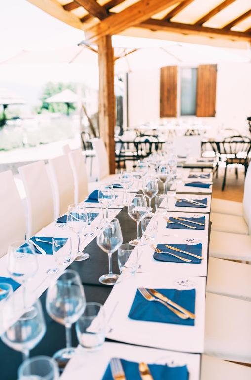 a long table with wine glasses and blue napkins at Agriturismo AgrileisureTime in Spoleto