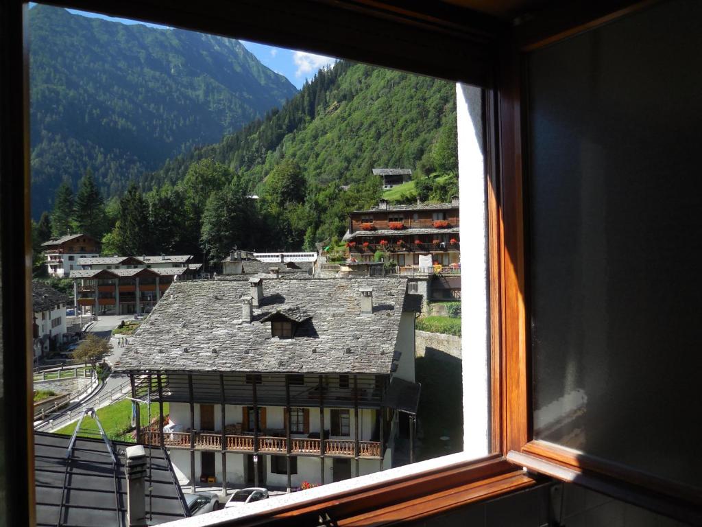 Nespecifikovaný výhled na hory nebo výhled na hory při pohledu z hotelu