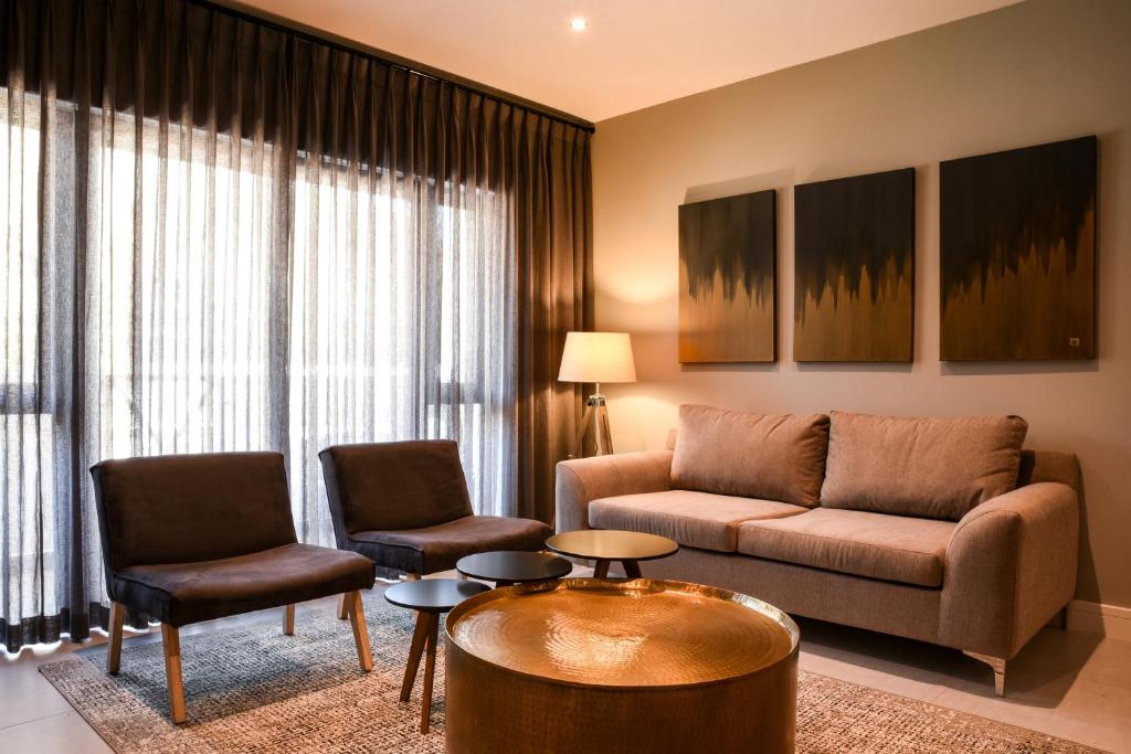 Posezení v ubytování Mint Hotel Sandhurst