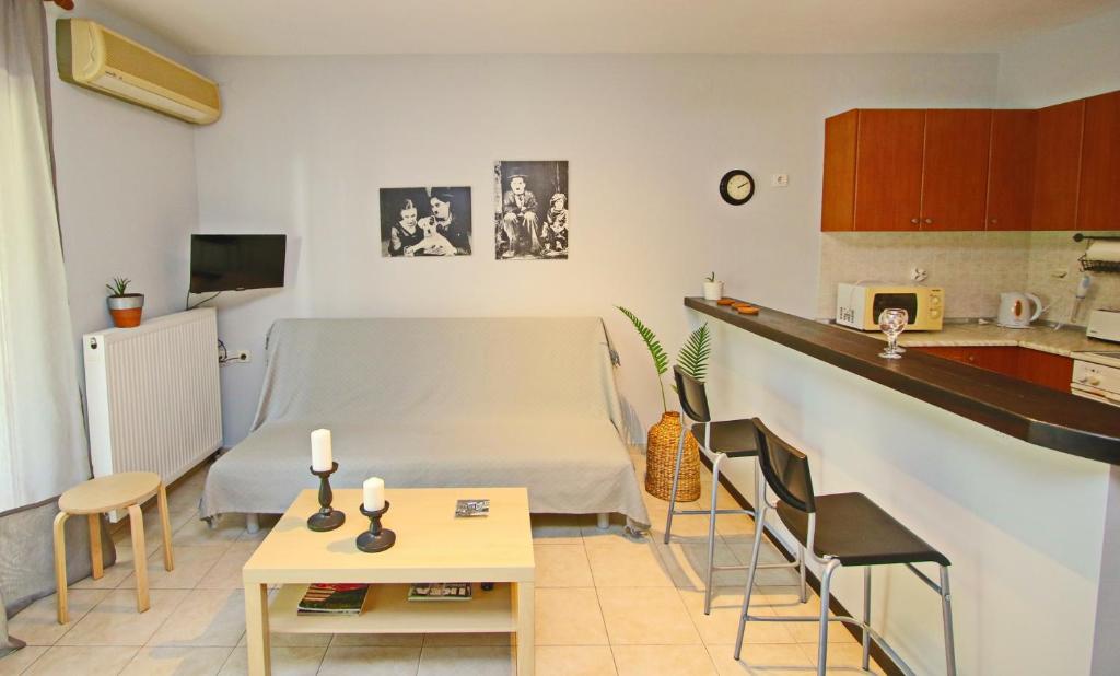カヴァラにあるElena 1のキッチン、リビングルームが備わる小さなアパートメントです。