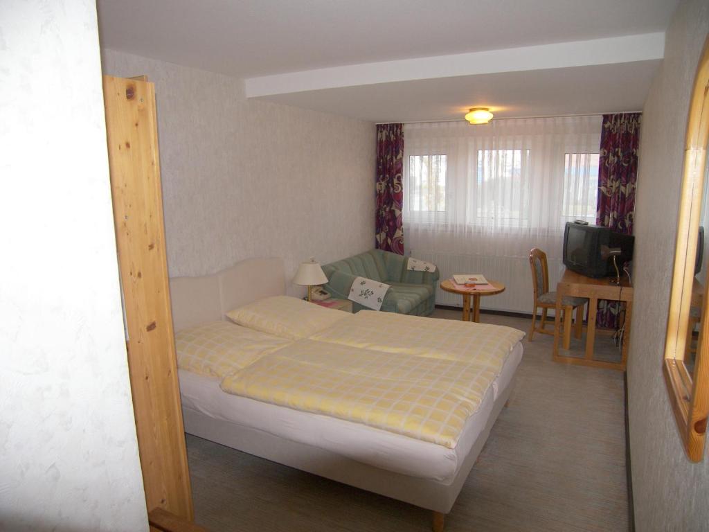 Postel nebo postele na pokoji v ubytování Wolfs Hotel