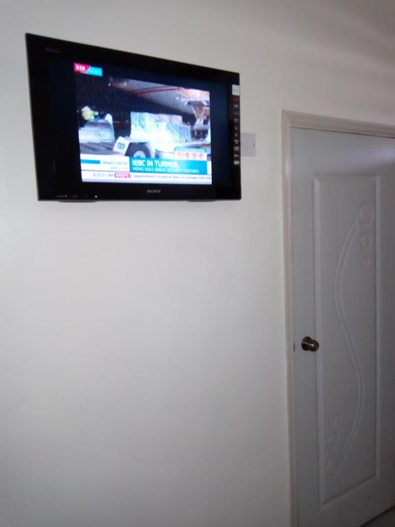 TV a/nebo společenská místnost v ubytování Lambada Holiday Resort Mombasa