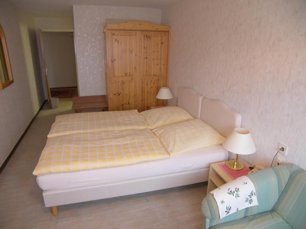Postel nebo postele na pokoji v ubytování Wolfs Hotel