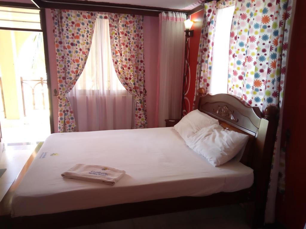 Postel nebo postele na pokoji v ubytování Lambada Holiday Resort Mombasa