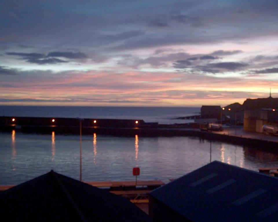 vista para uma massa de água ao pôr-do-sol em Harbour House Bed & Breakfast - Wick em Wick