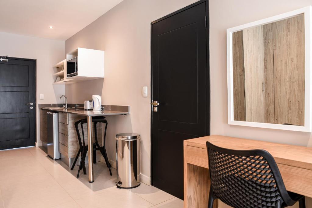 Kuchyň nebo kuchyňský kout v ubytování Mint Hotel Rosebank