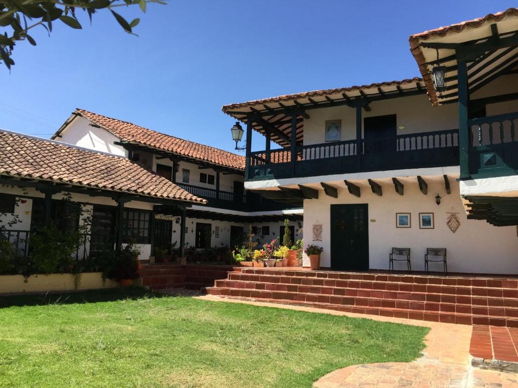 una imagen de una casa con un patio en Hotel Hospederia San Carlos Villa De Leyva, en Villa de Leyva