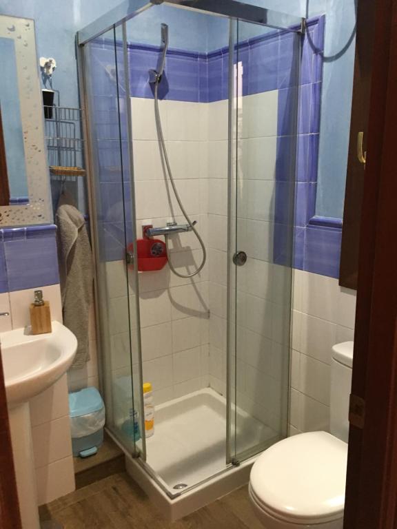 łazienka z prysznicem, toaletą i umywalką w obiekcie Apartamento Centro Plaza Salvador, Wifi free& parking opcional w Sewilli